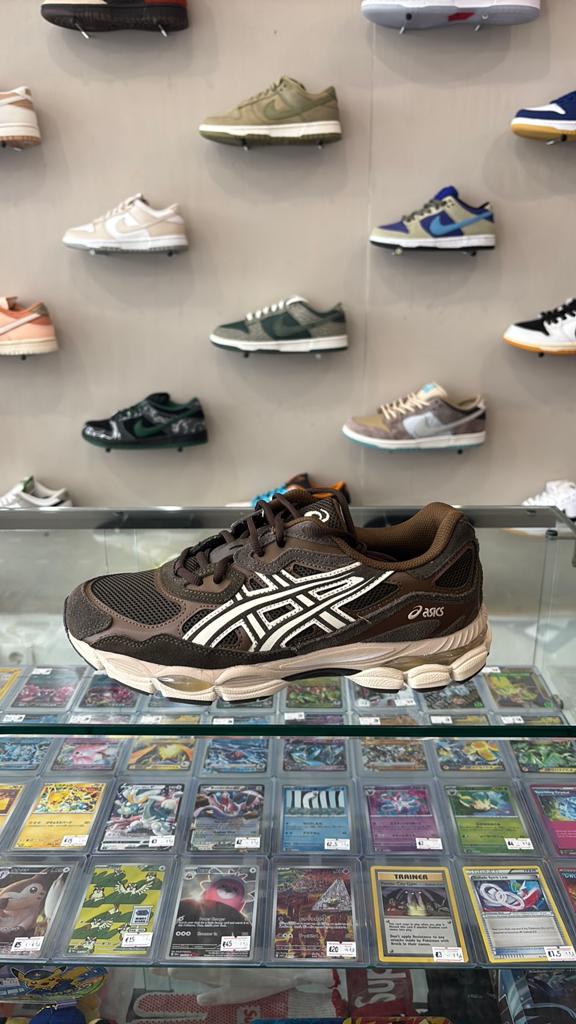 Asics NYC Gel Chocolate Bruin - Maat 42,5 - Nieuw, Kleding | Heren, Schoenen, Bruin, Nieuw, Ophalen of Verzenden, A