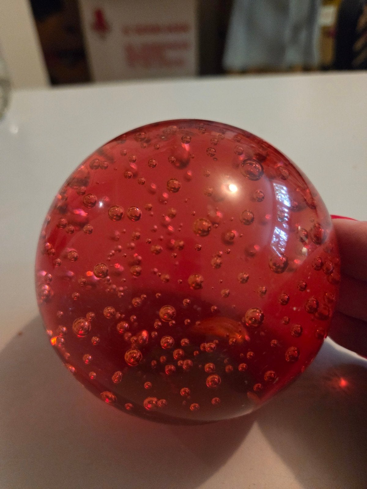 Rode glazen bol met bubbels - decoratief object, Huis en Inrichting, Woonaccessoires | Overige, Ophalen of Verzenden, Zo goed als nieuw