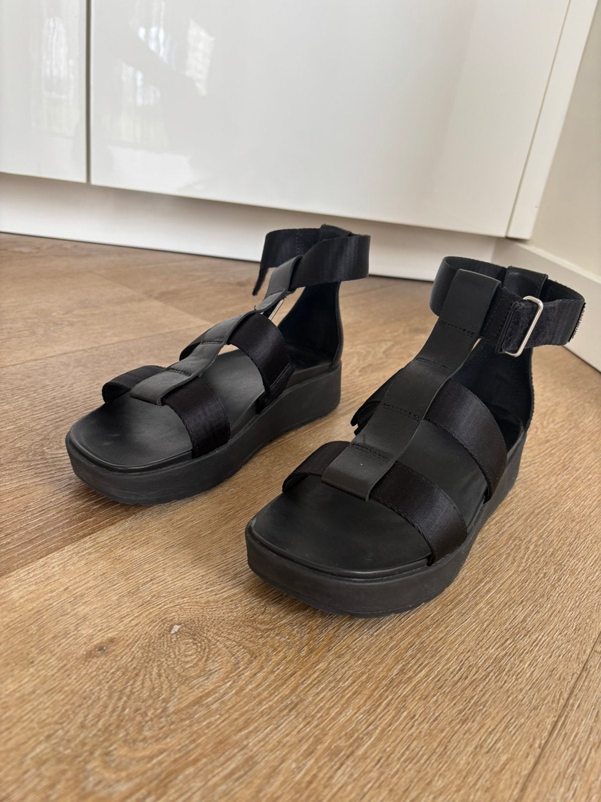 UGG sandalen ZWART maat 38, Ophalen of Verzenden, Zo goed als nieuw, Zwart, Sandalen of Muiltjes