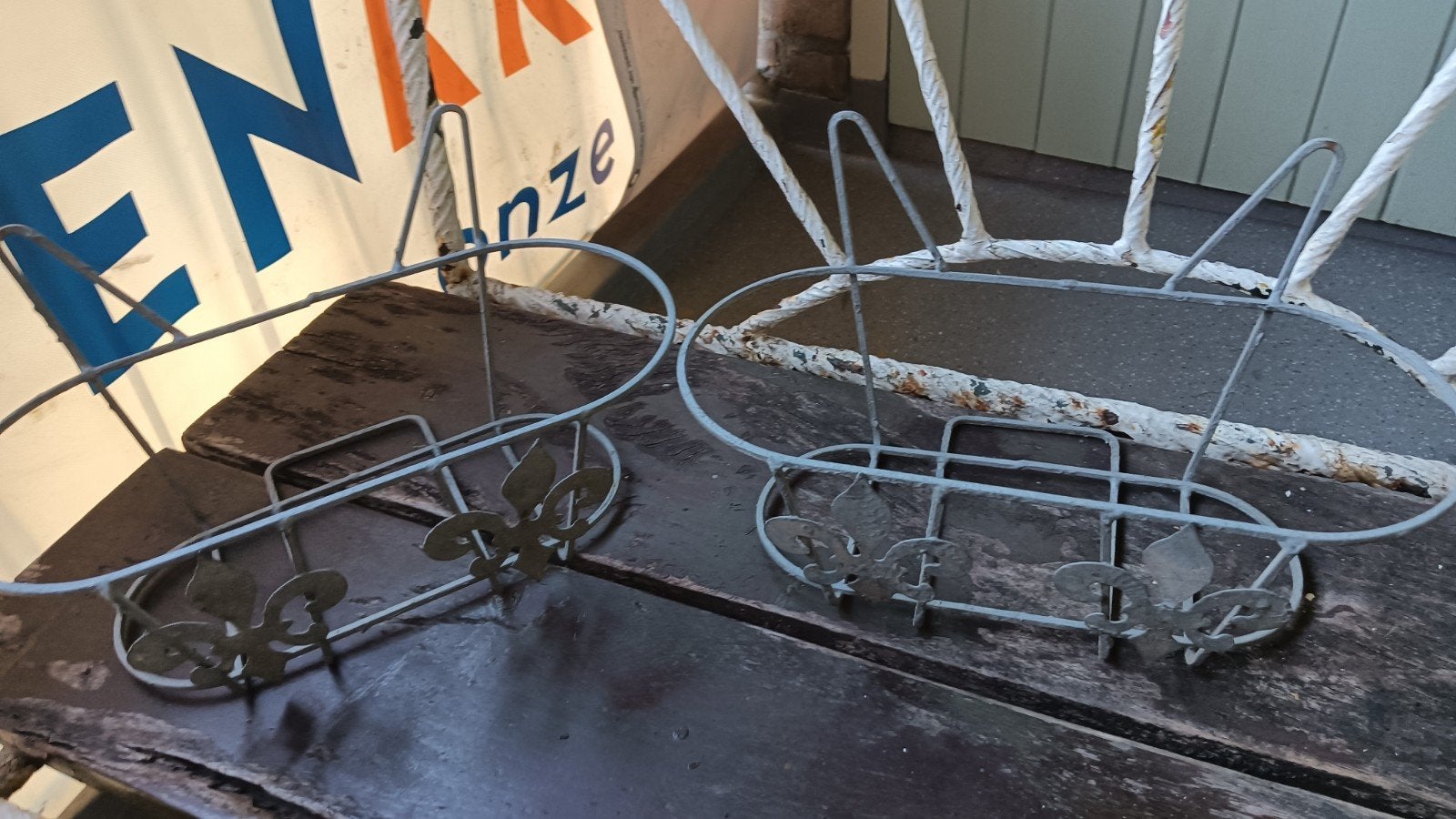 Metalen plantenbakken met Franse Lelie decoratie (2 stuks), Antiek en Kunst, Ophalen of Verzenden