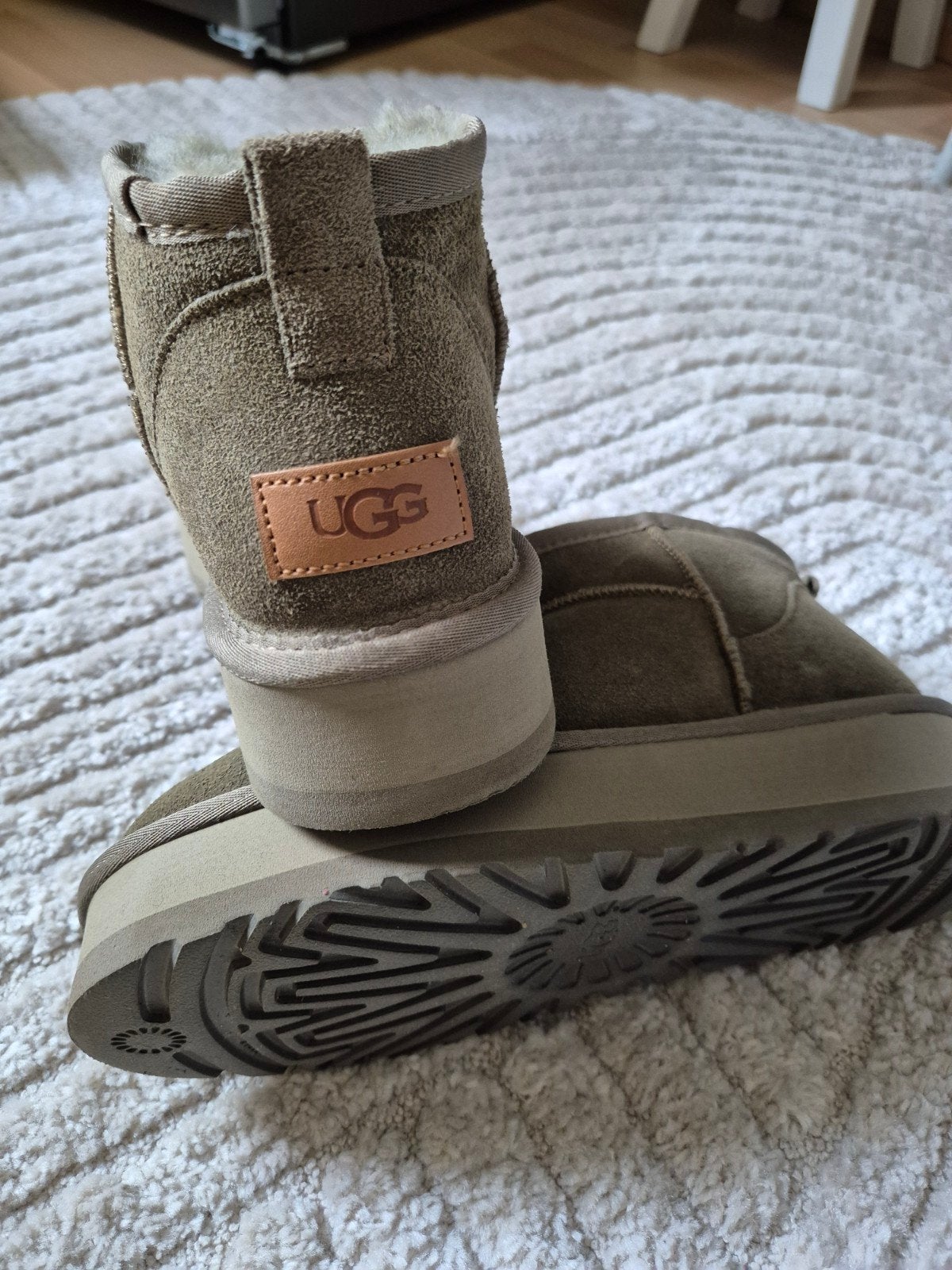 Neppe Uggs maat 41 (valt als 39) - 1x gedragen, UGG, Overige kleuren, Ophalen of Verzenden, Zo goed als nieuw