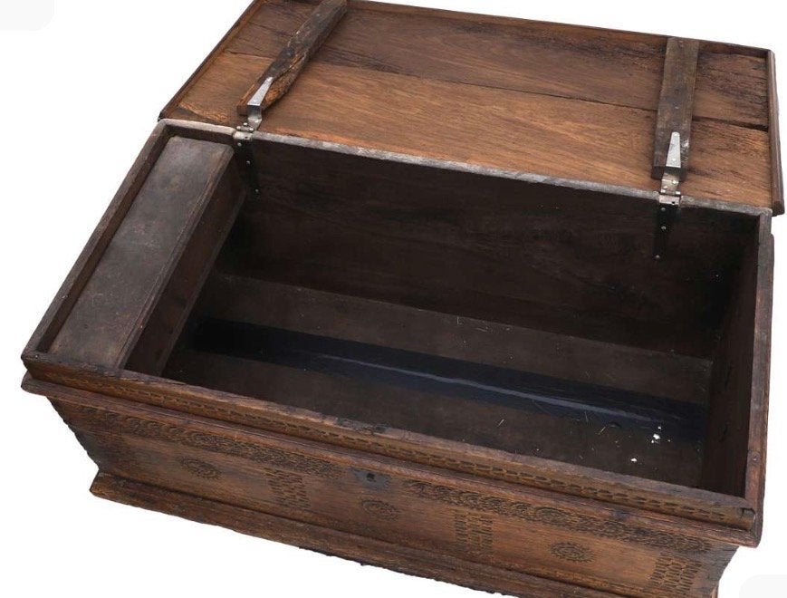 Antieke houten kist met decoratieve gravures, Ophalen, 50 – 75, Gebruikt, 100 tot 150 cm