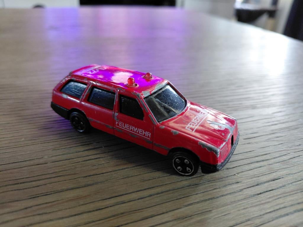 Mercedes 300 TD Estate Fire Chief (W124) in brandweer 1:56, Hobby en Vrije tijd, Modelauto's | Overige schalen, Gebruikt, Auto