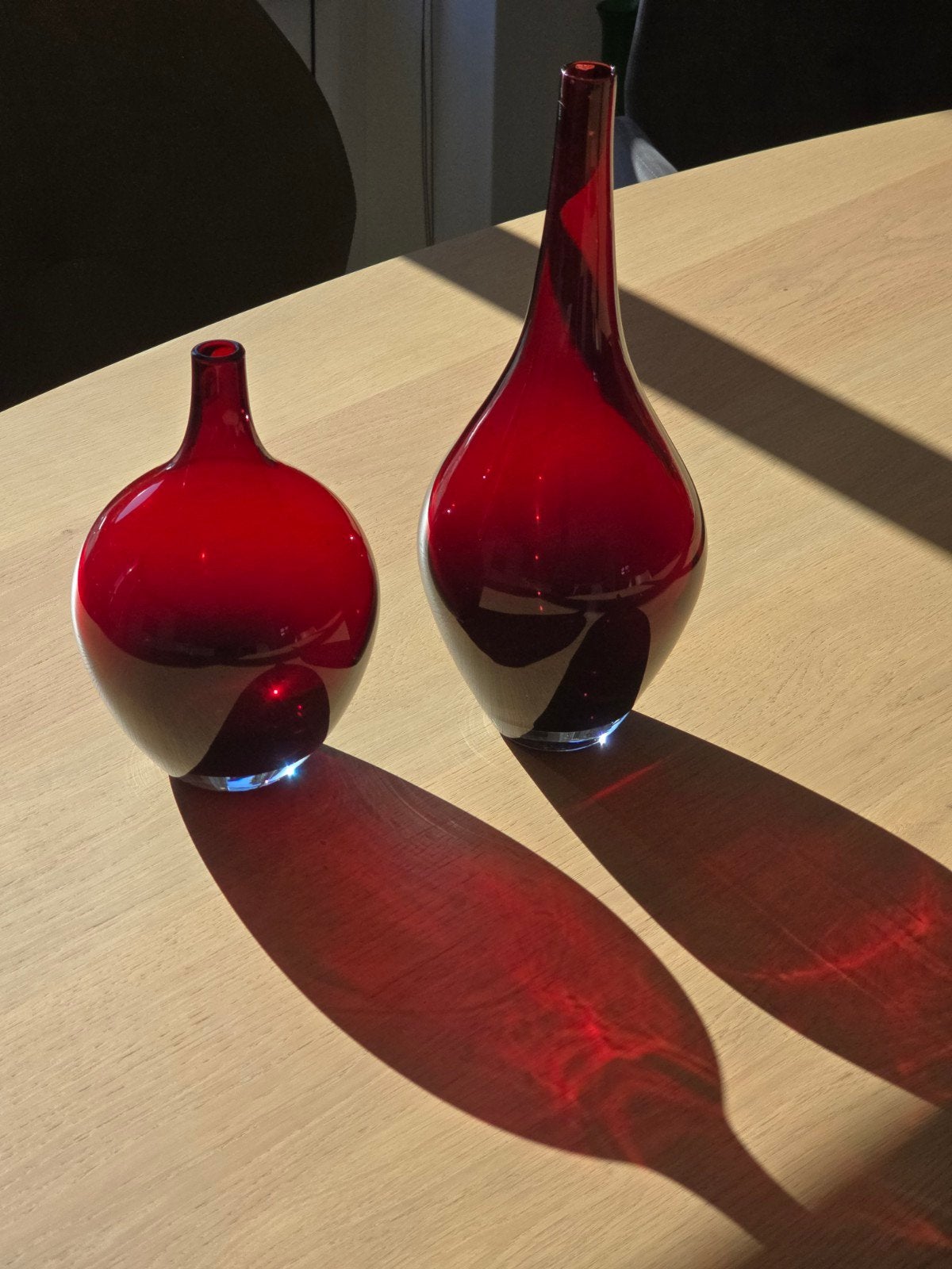 2x 90S robijnrode glazen vazen uit de Salong-collectie Ikea, Ophalen of Verzenden, Glas