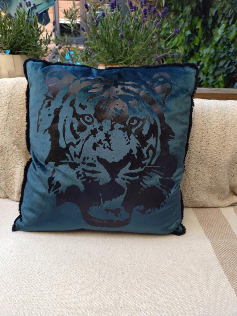 Colmore sierkussen met tijgerprint - Blauw/Zwart, Huis en Inrichting, Woonaccessoires | Kussens, Zo goed als nieuw, Blauw, Vierkant