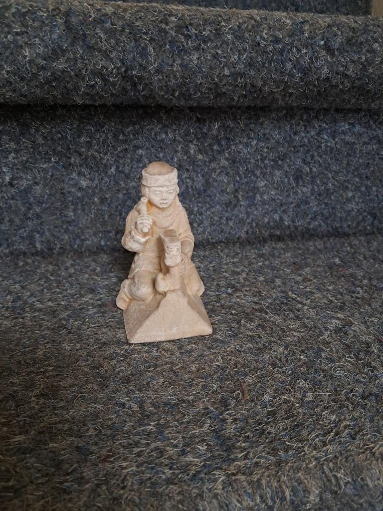 Vintage beeldje van zittende schoenmaker, Verzamelen, Beelden en Beeldjes, Ophalen, Gebruikt, Dier