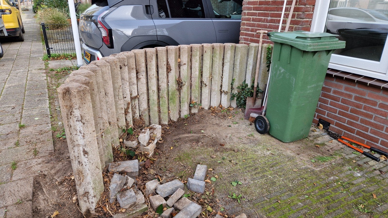 Gratis af te halen: Betonnen palen / opsluitbanden, Ophalen, Gebruikt, Minder dan 180 cm, Palen
