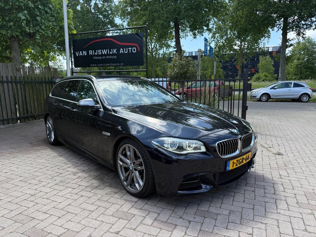BMW 5-serie Touring M550xd Pano Xenon H&K Camera Nav Stoelve, Auto's, BMW, Automaat, Gebruikt, Euro 6, 2993 cc