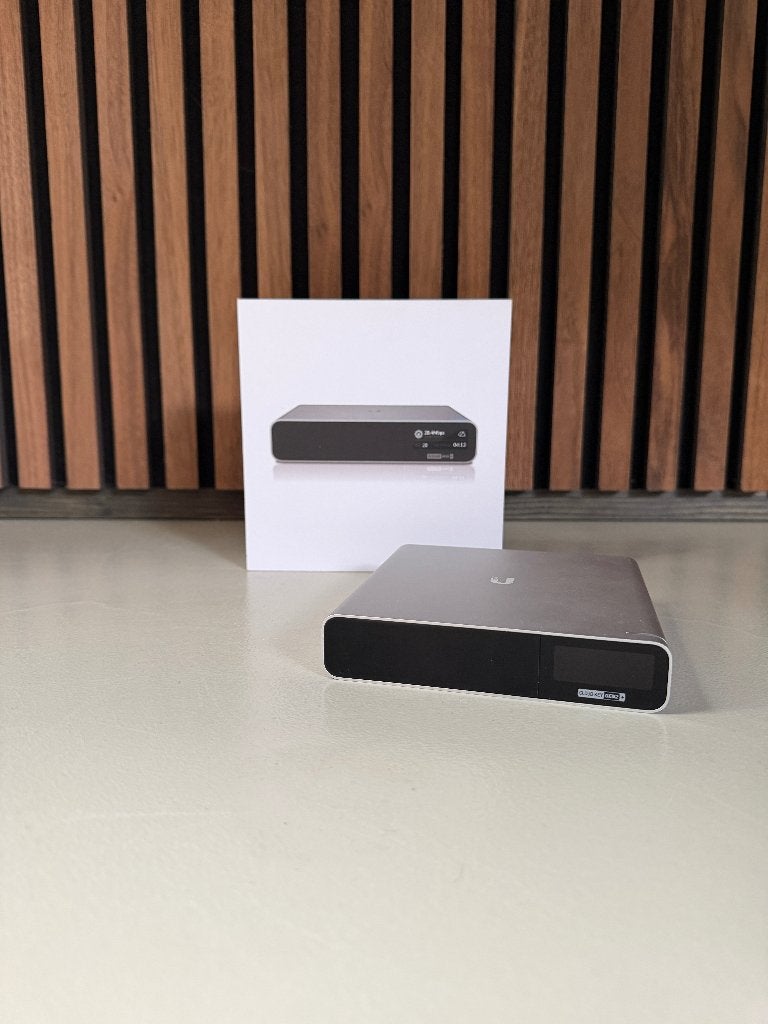 UniFi CloudKey Gen2 Plus met 1TB harde schijf, Ophalen of Verzenden, Zo goed als nieuw, Router, Ubiquiti UniFi