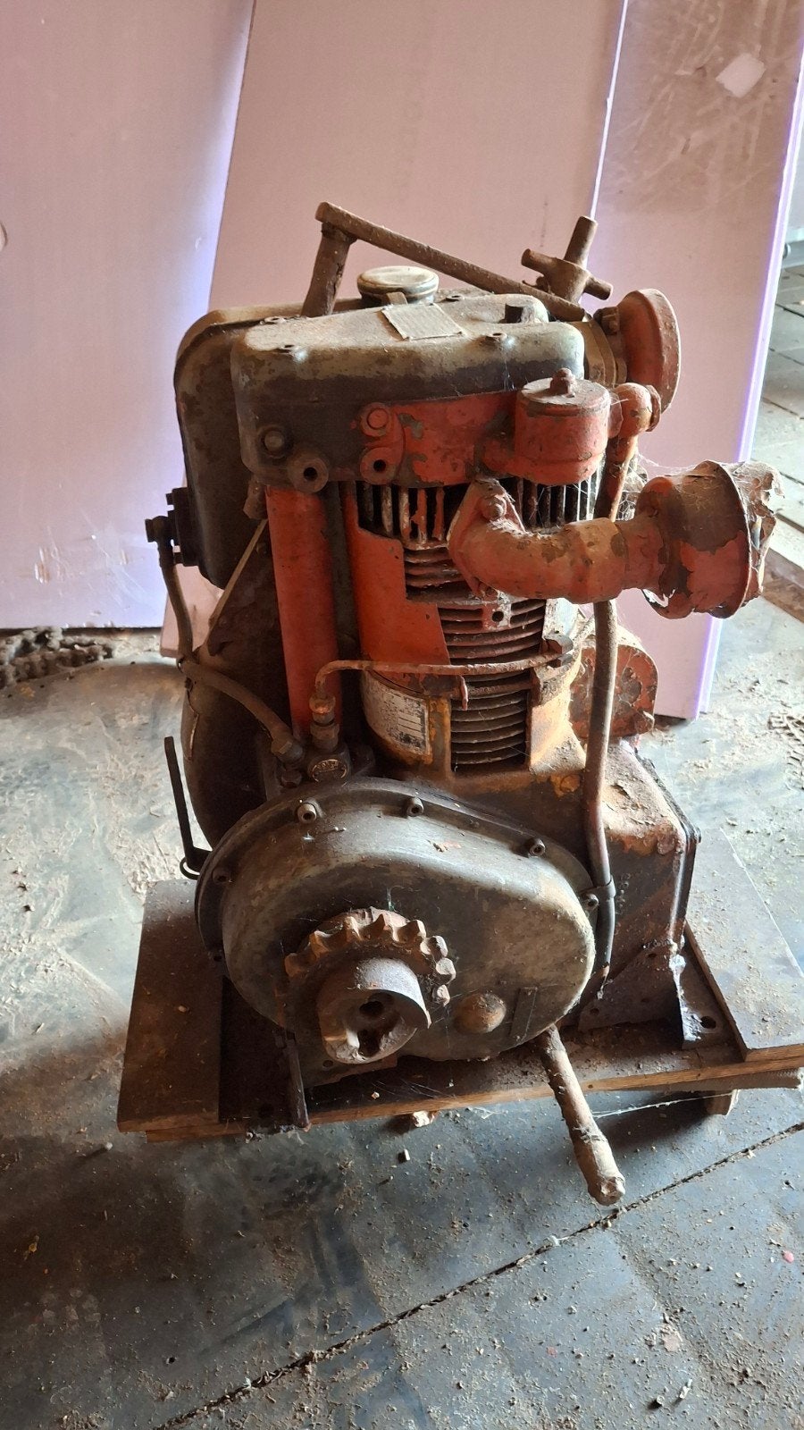 Schuurvondst: Stationaire Hatz motor uit 1958 type E89, Ophalen