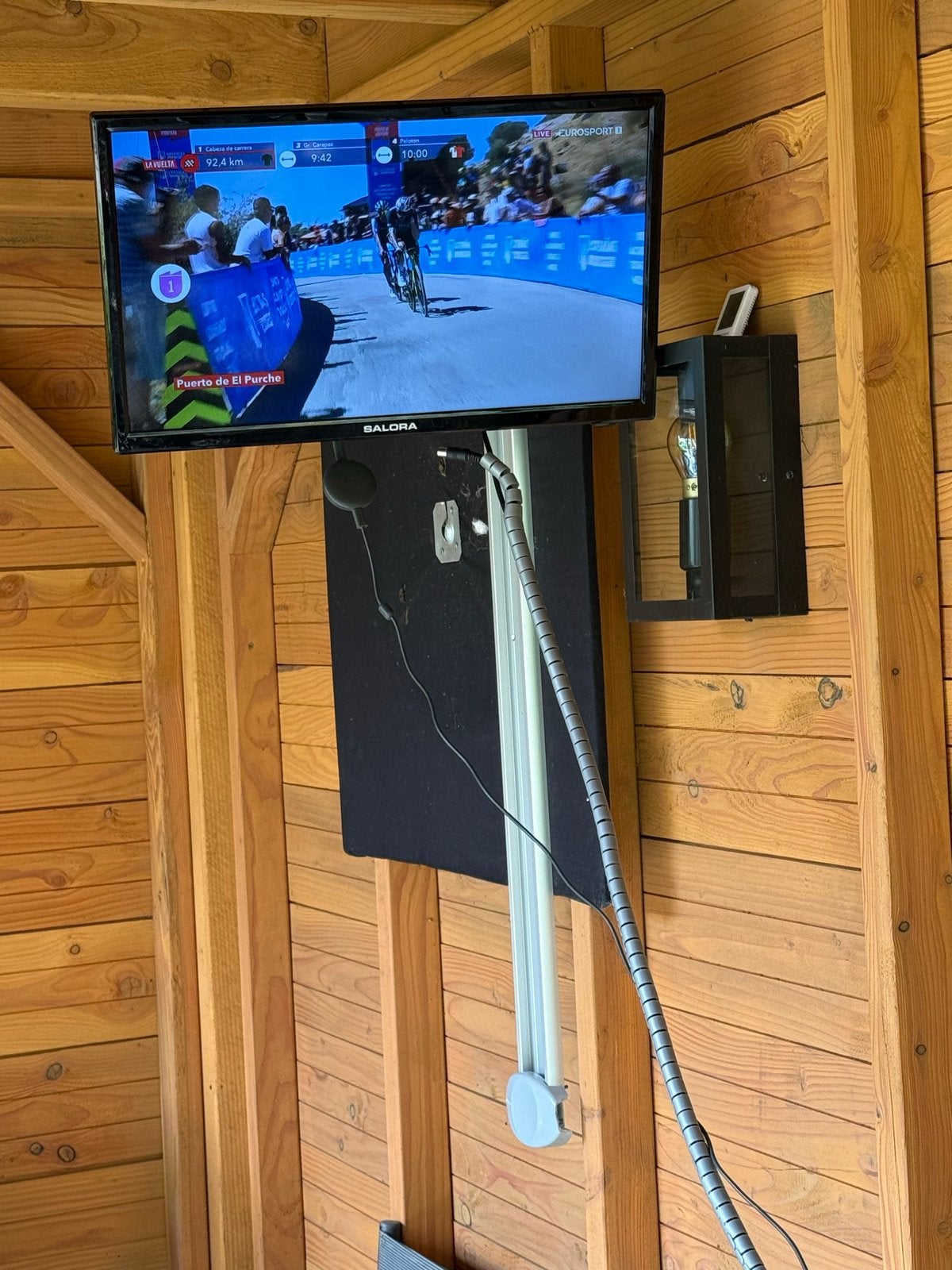 Televisie met beugel caravan, Audio, Tv en Foto, Ophalen, Gebruikt, Universeel, Mediaspeler