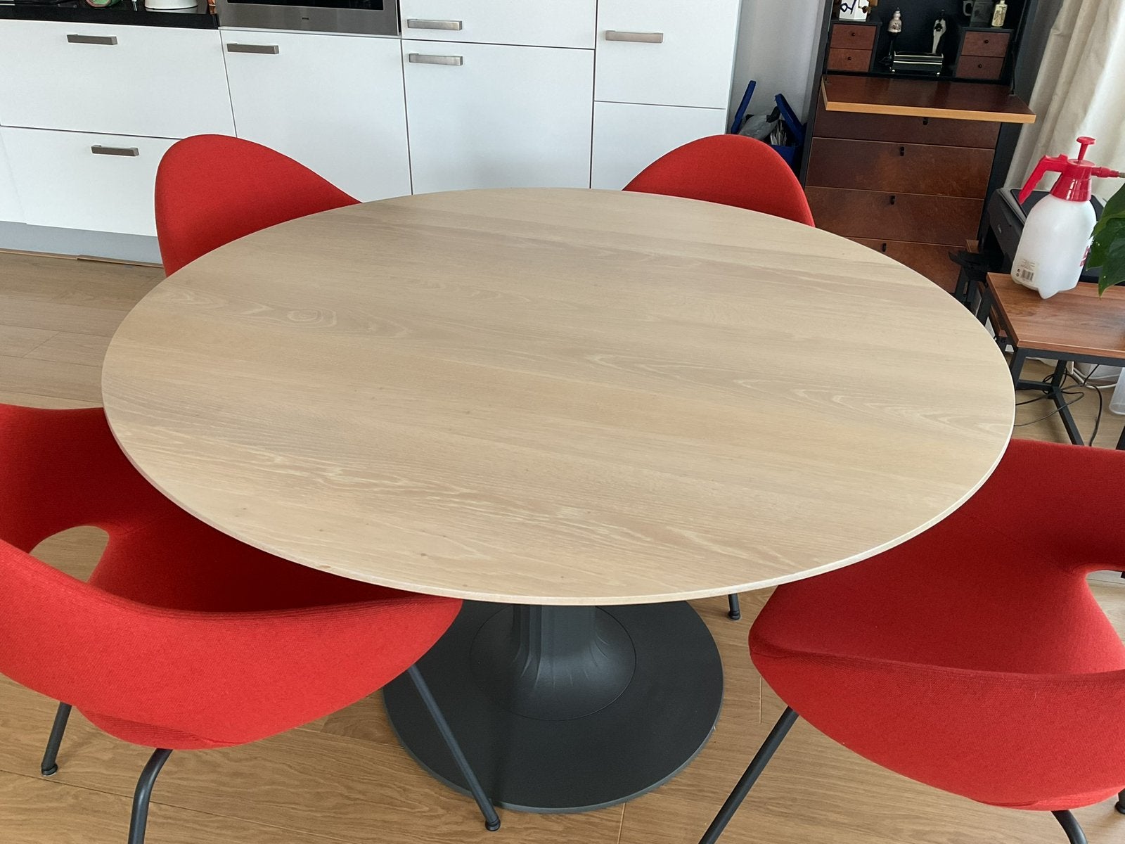 Leolux Columna 130cm licht eiken eetkamertafel, Rond, Ophalen of Verzenden, Zo goed als nieuw, 100 tot 150 cm