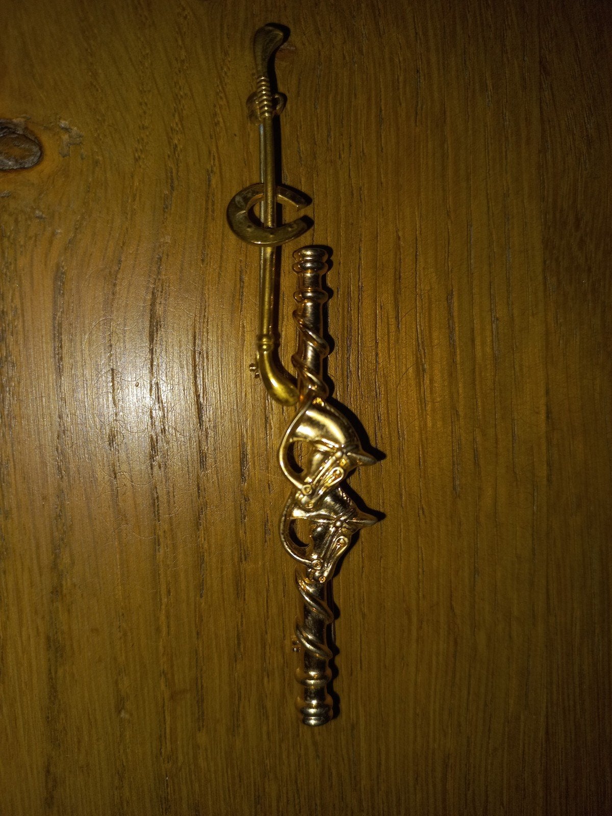 paarden goudkleurige Broche, Overige materialen, Gebruikt, Ophalen of Verzenden, Goud