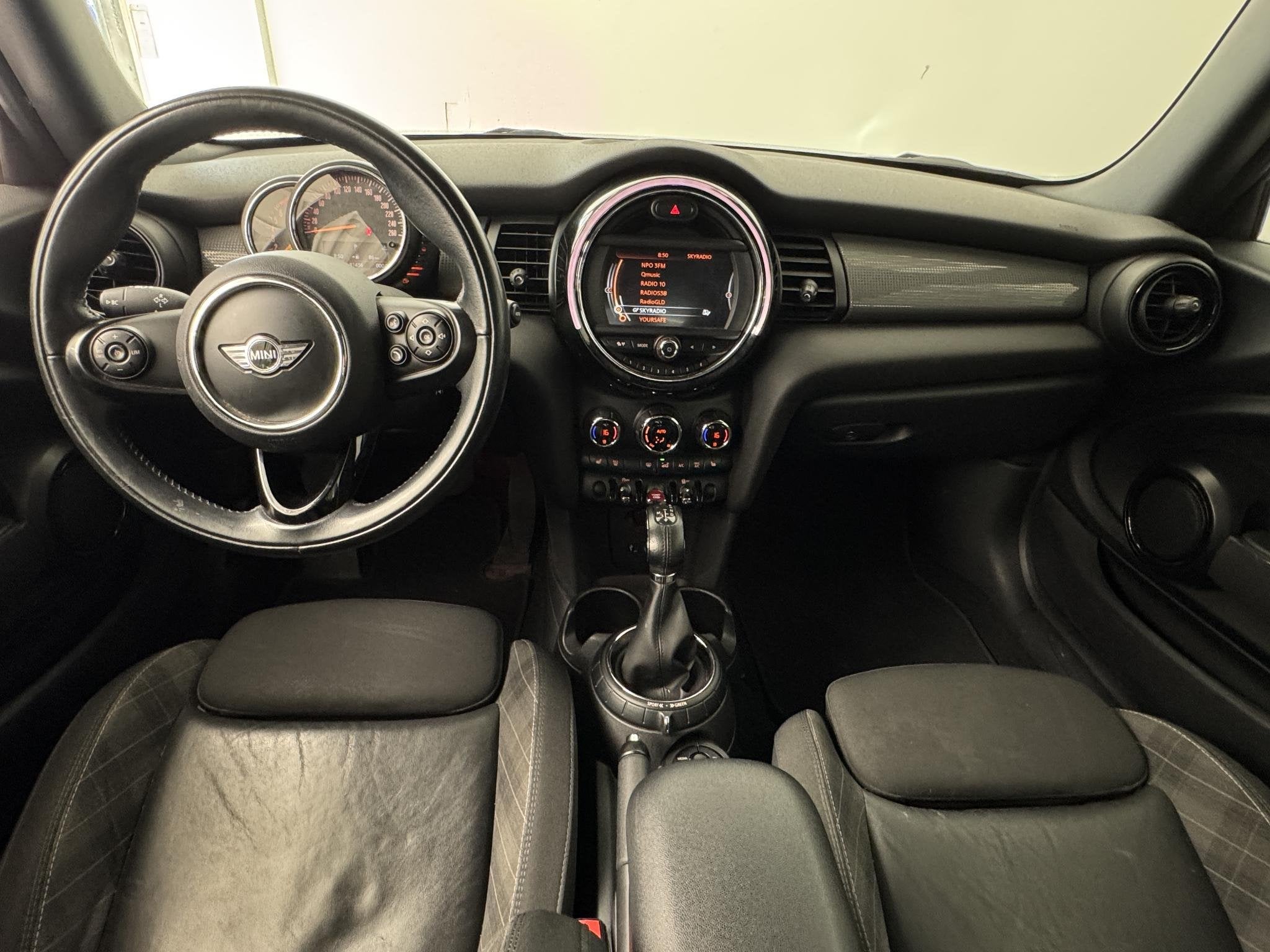 MINI Cabrio 1.5 Cooper Chili Serious Business | Navigatie |, 136 pk, Gebruikt, 4 stoelen, Leder en Stof