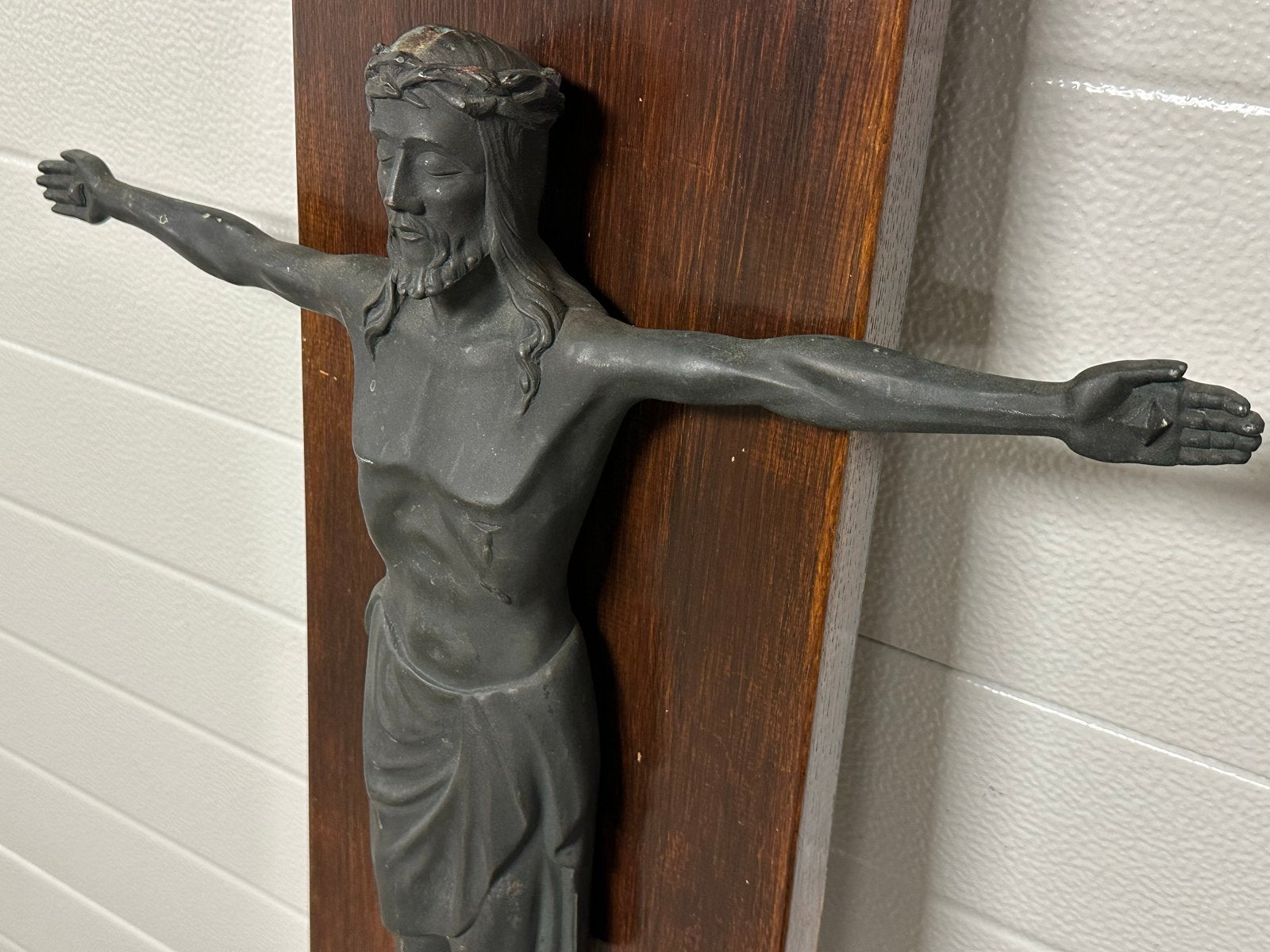 Antiek brons Christusbeeld op houten wandplank - 166cm, Antiek en Kunst, Ophalen