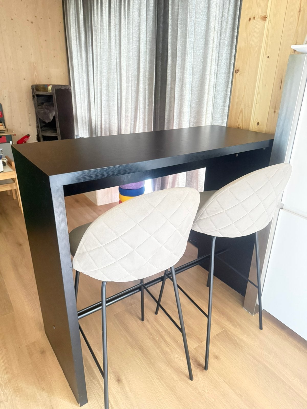 COMPLETE SET zwarte bartafel met 2 velvet grijze barstoelen, Huis en Inrichting, Ophalen, Gebruikt, Inclusief barstoelen