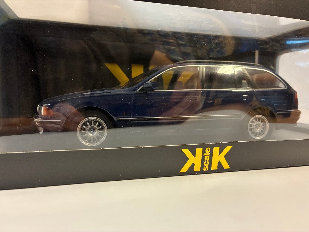 27641: BMW 530D E39 Touring - 1999 - KK-Scale 1:18, Hobby en Vrije tijd, Modelauto's | 1:18, Overige merken, Nieuw, Ophalen of Verzenden