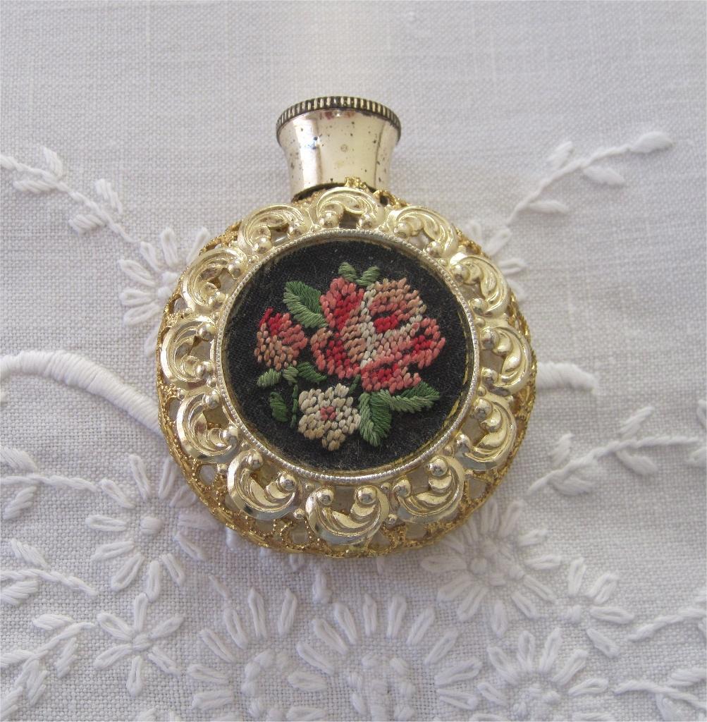 Parfumflesje met geborduurd roosje, petit point, Ophalen of Verzenden