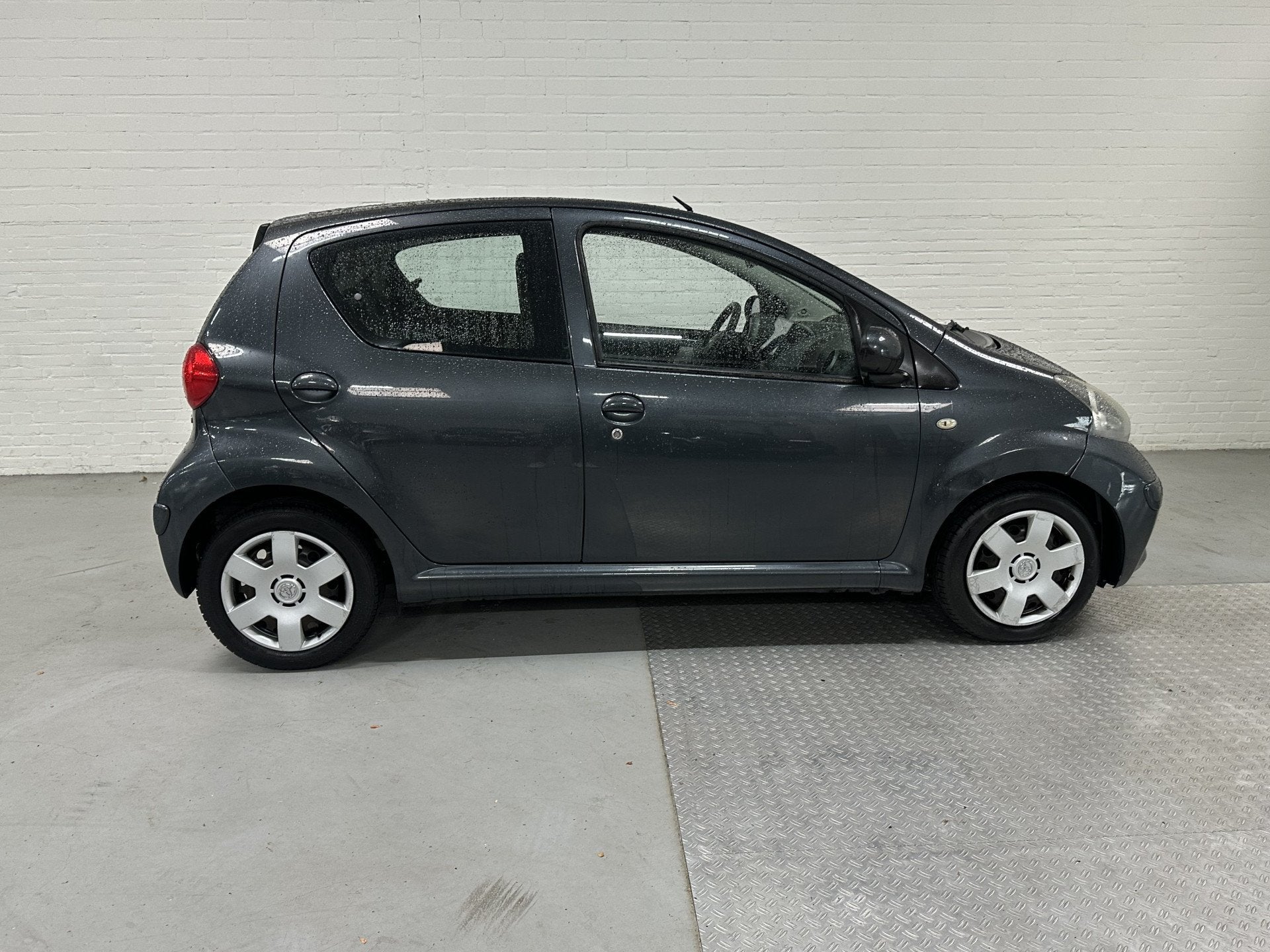 Toyota Aygo 1.0-12V + AIRCO / NAVI / ELK.PAKKET (bj 2008), Auto's, Voorwielaandrijving, Navigatiesysteem, Stof, Gebruikt