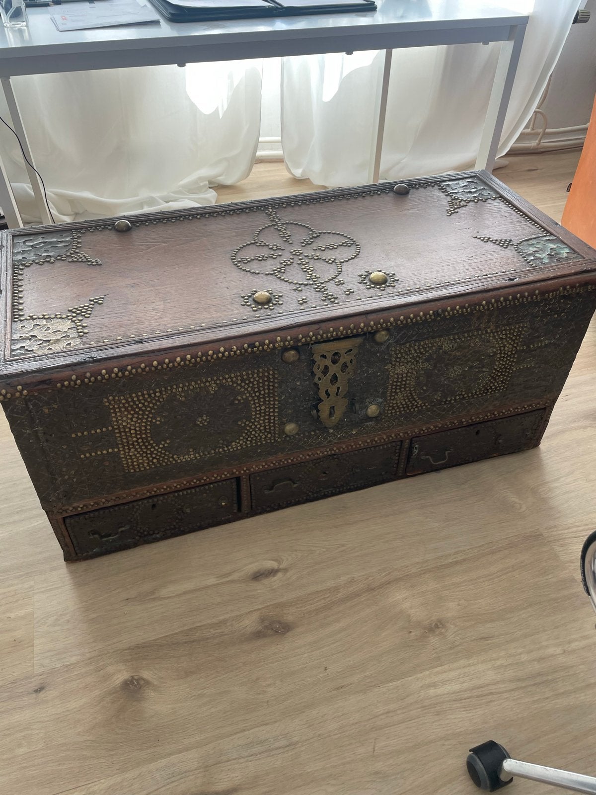 Antieke houten kist met koperbeslag en originele sleutel, Ophalen