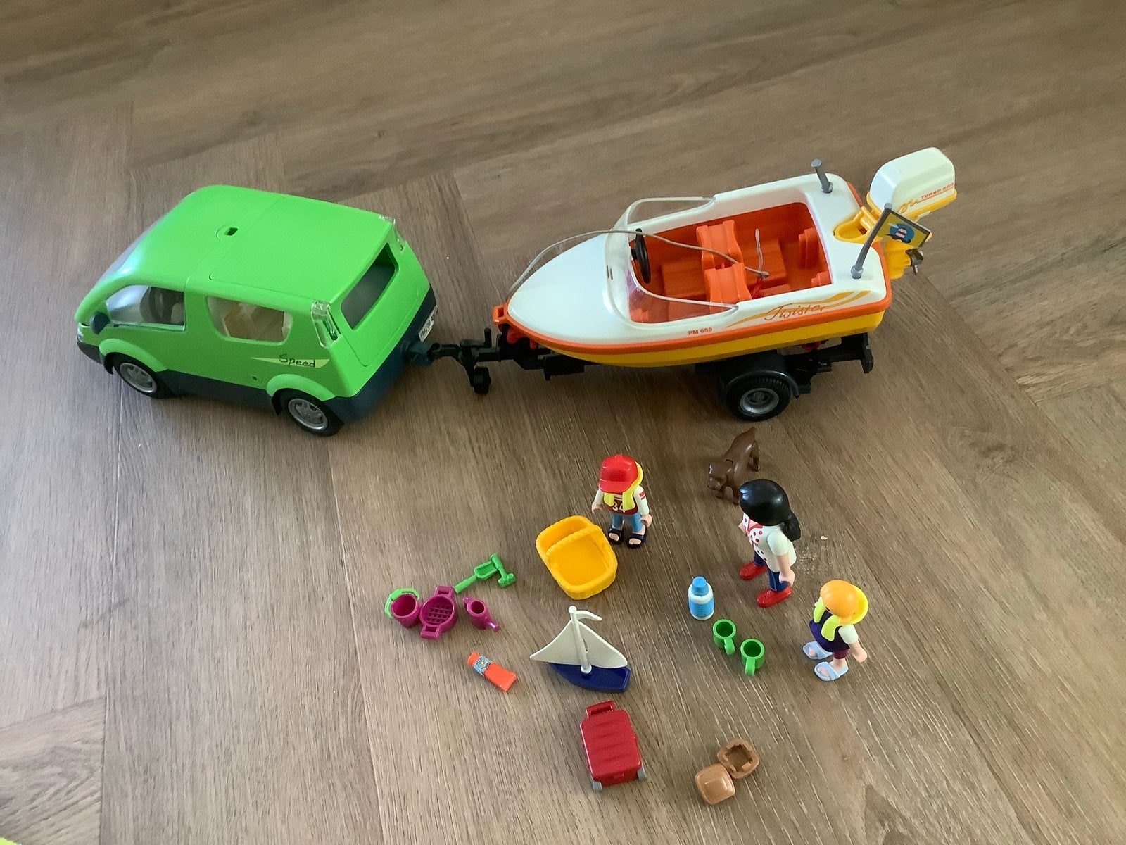Playmobil 4144 Familie wagen met boot - mist kleine onderde, Ophalen of Verzenden, Gebruikt, Jongen of Meisje