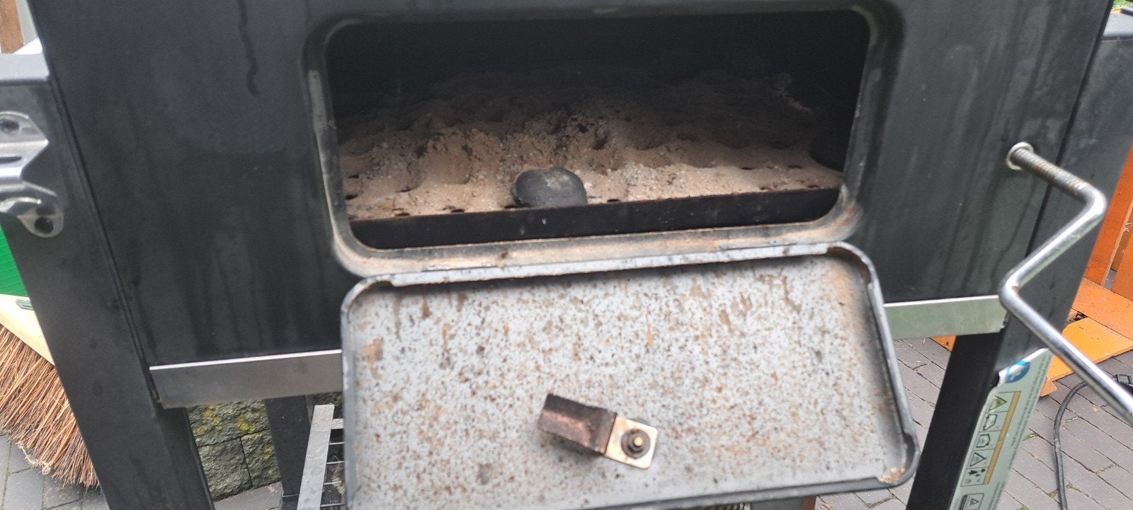 Foto 7 van BBQ Smoker - Gebruikte Houtskoolbarbecue met Thermometer