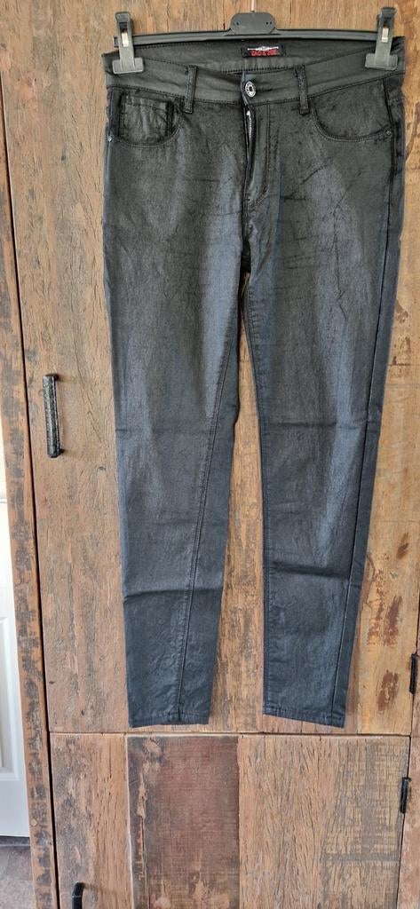 Zwart coated spijkerbroek

Zac en zoë, Ophalen of Verzenden, Zo goed als nieuw, Zwart, W30 - W32 (confectie 38/40)