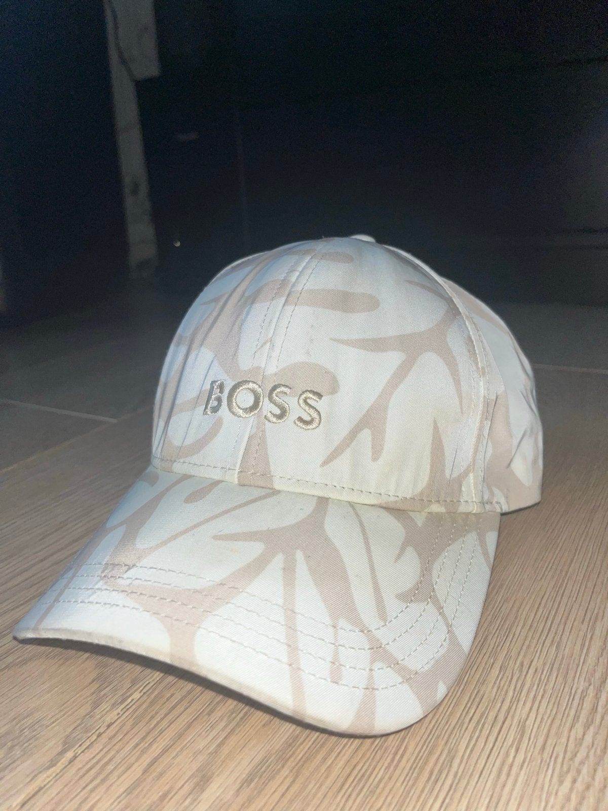 BOSS Pet met Bladprint - Zo goed als nieuw, Ophalen, Zo goed als nieuw, One size fits all, Pet