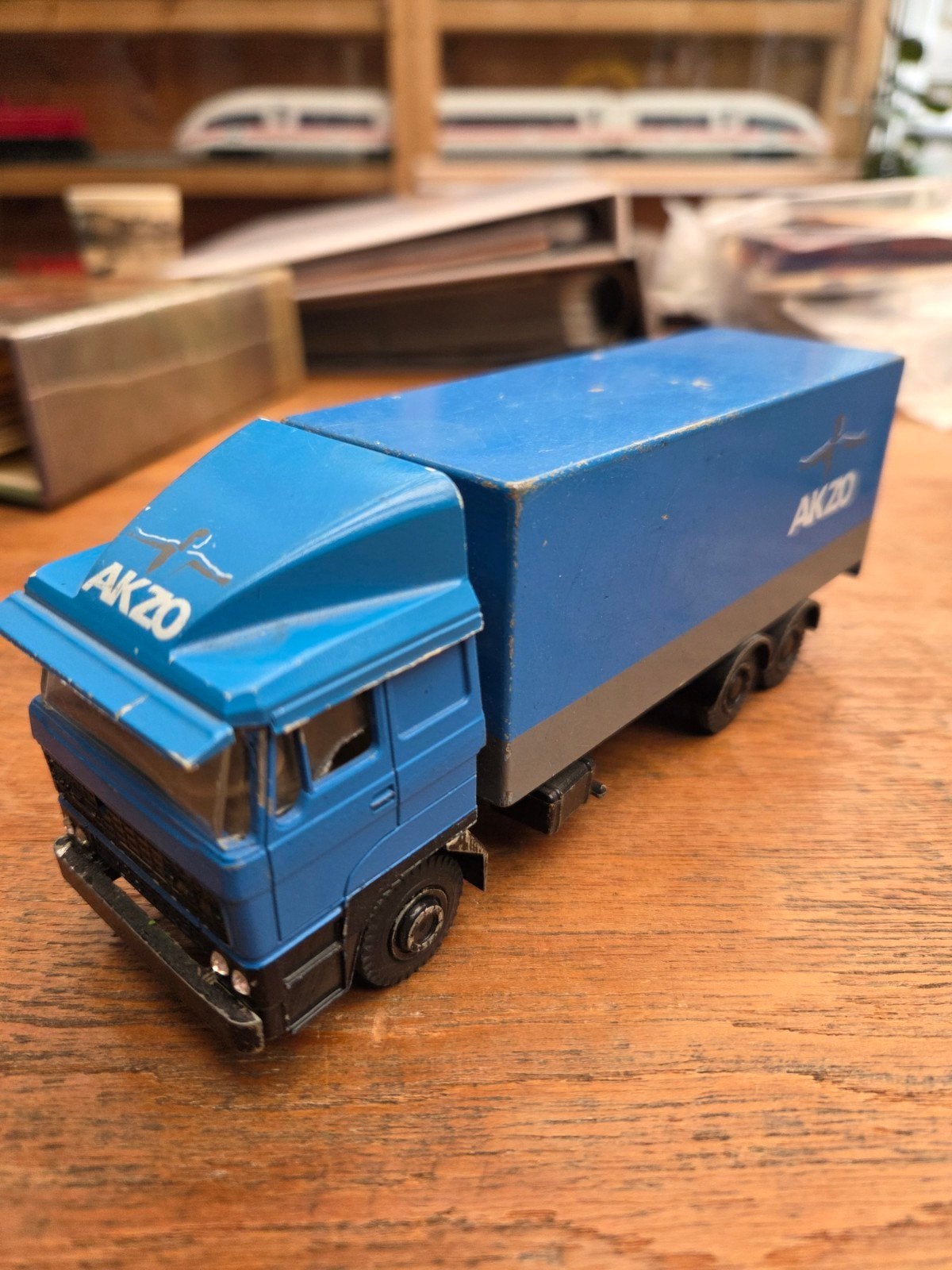 Vintage Lion Car DAF 3300 AKZO Bakwagen – Schaal 1:50, Ophalen of Verzenden, Gebruikt, Bus of Vrachtwagen, Lion Toys