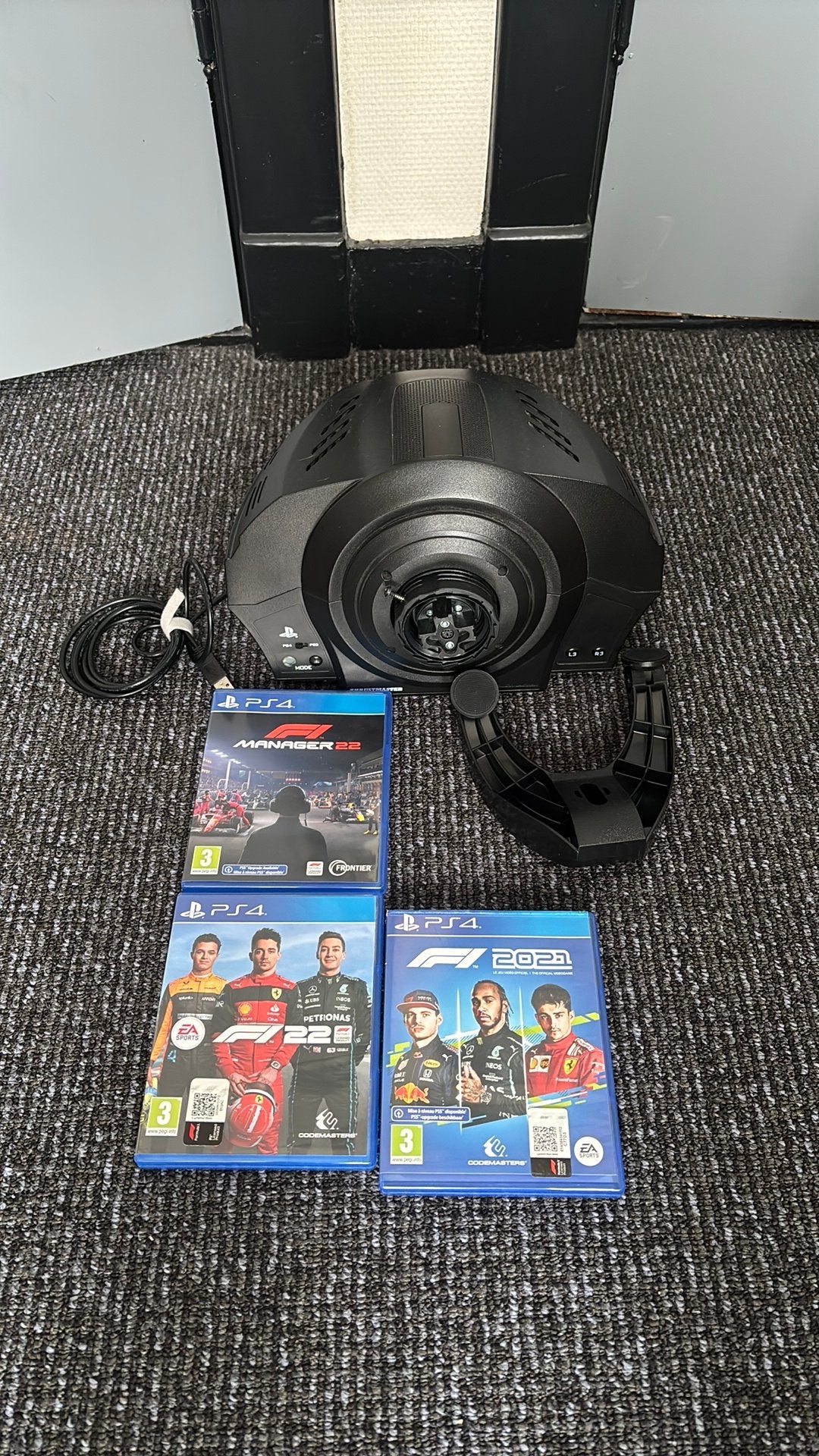 Thrustmaster T300RS met 3 F1 PS4 games, Spelcomputers en Games, Online, Gebruikt, 1 speler, Racen en Vliegen