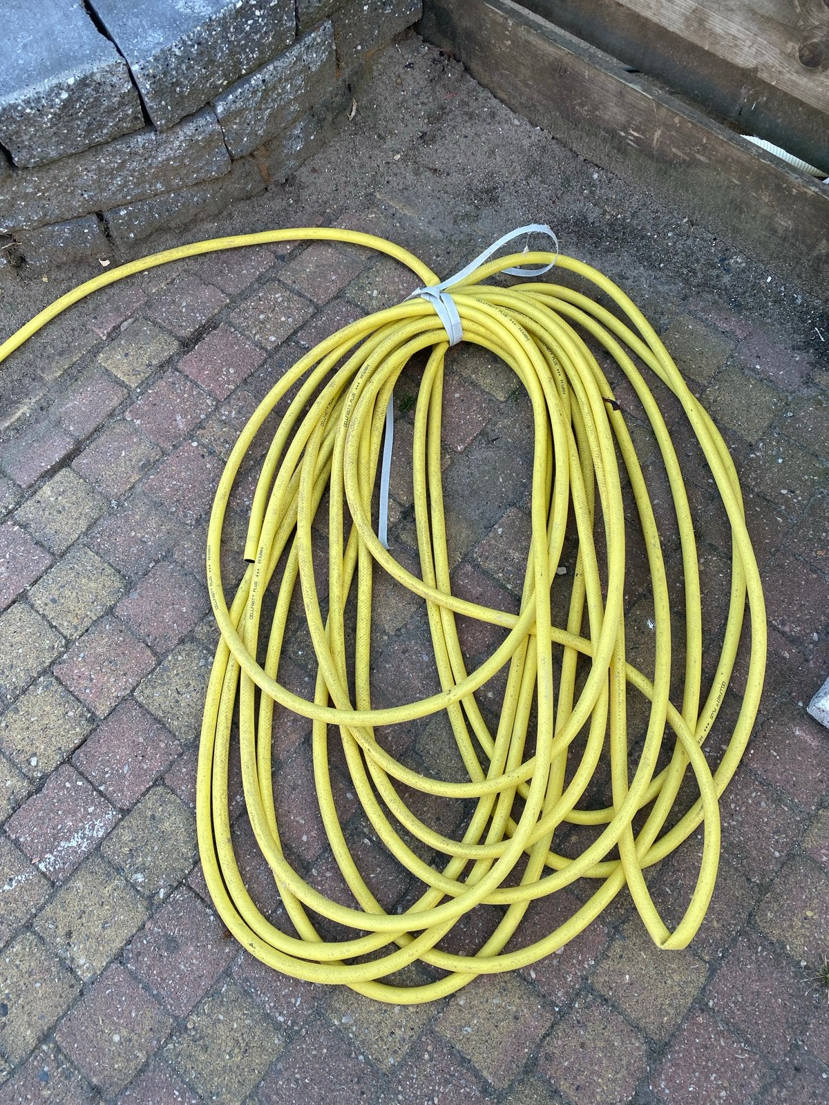 Gele tuinslang - Gebruikt maar functioneel, Tuin en Terras, Tuinslangen, Ophalen, Gebruikt, Tuinslang
