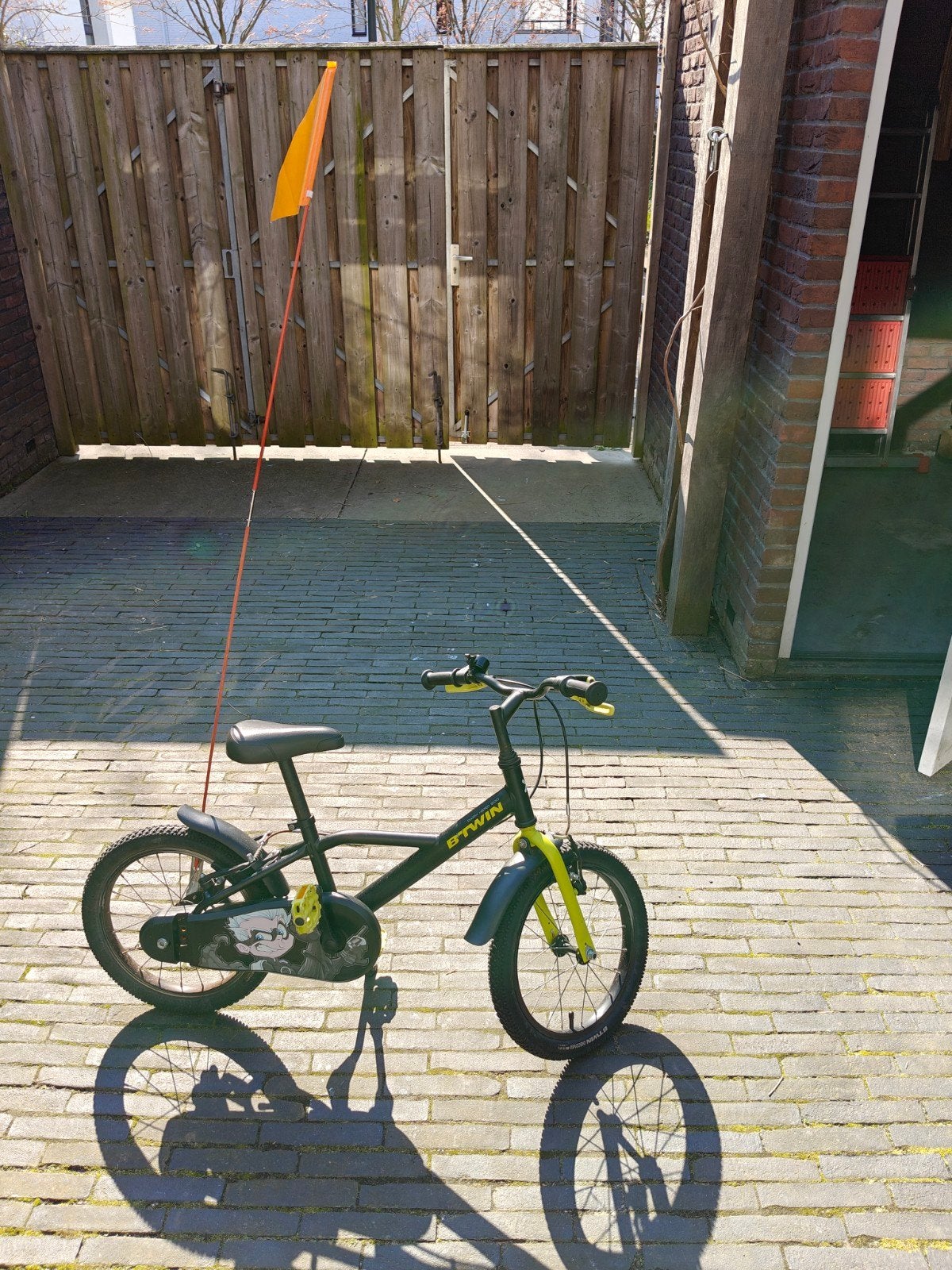 B'Twin kinderfiets 16 inch met zijwieltjes en vlag, Ophalen, Zijwieltjes, Velgrem, B'Twin