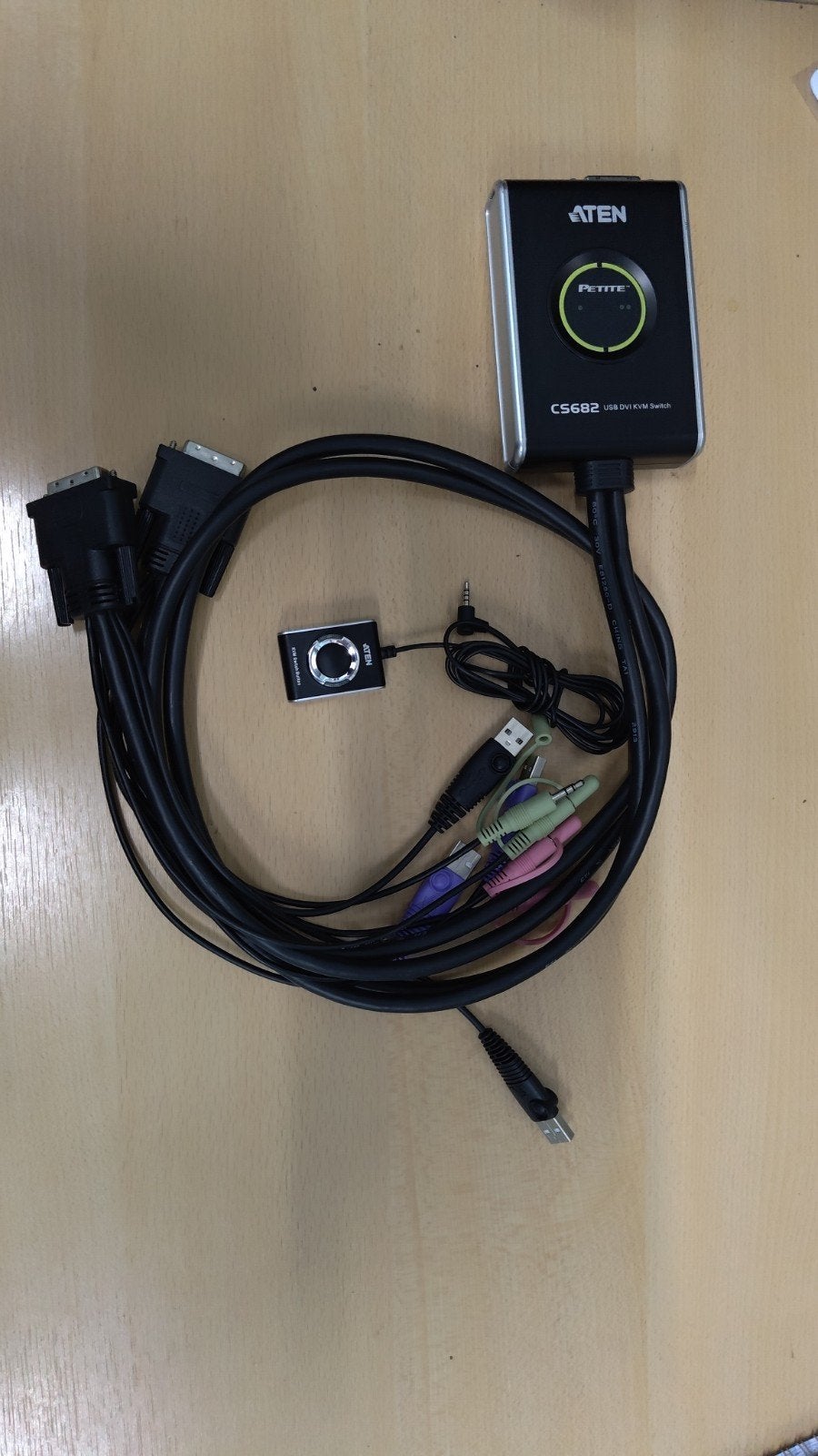 ATEN CS682 USB DVI KVM Switch - Zo goed als nieuw, Ophalen of Verzenden, Zo goed als nieuw