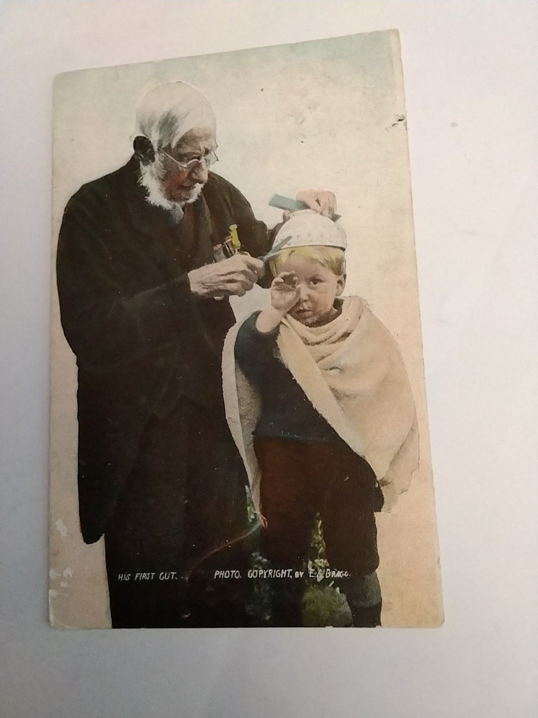 Antieke Ansichtkaart: 'His First Cut' - Kapper en Jongen, Ophalen of Verzenden, Voor 1920, Gelopen