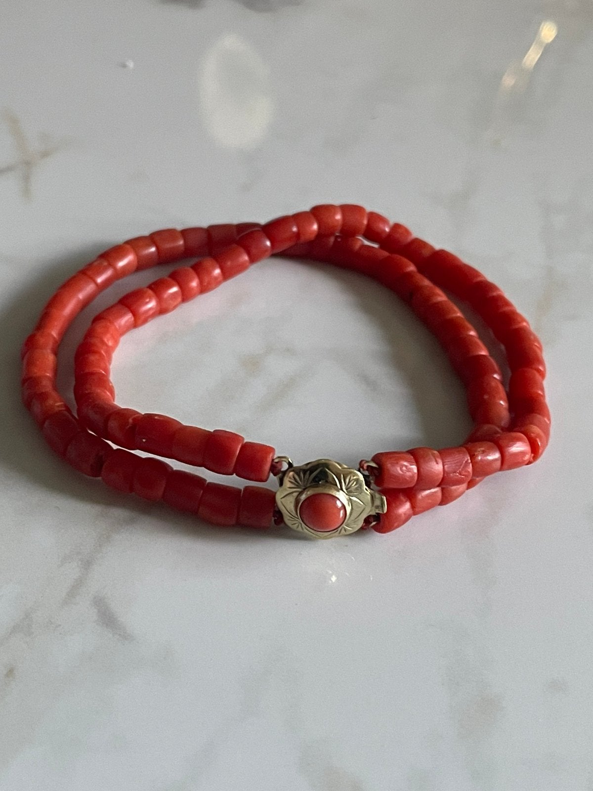 Antieke 2 rijige bloedkoraal armband met 14 k gouden slot, Sieraden, Tassen en Uiterlijk, Antieke sieraden, Ophalen of Verzenden