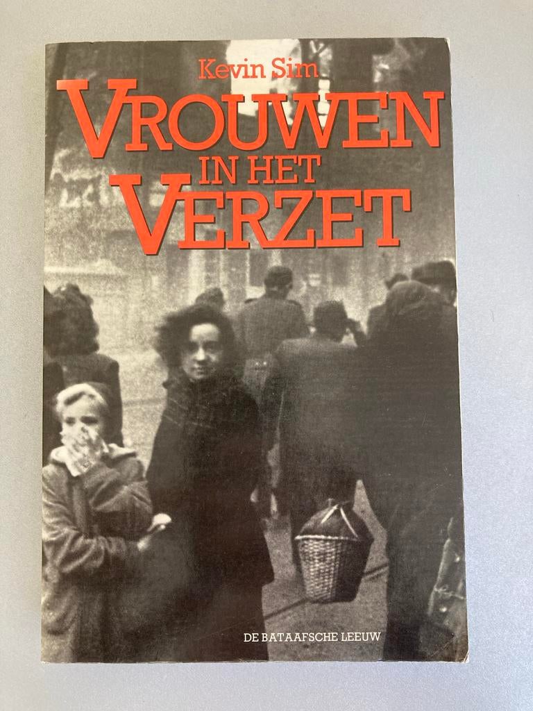 Vrouwen in het Verzet - Kevin Sim (De Bataafsche Leeuw), Ophalen of Verzenden, 20e eeuw of later, Gelezen