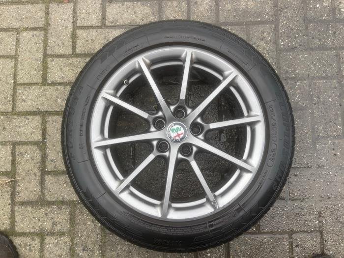 Sportvelgenset + banden van een Alfa Romeo Giulia, Auto-onderdelen, Gebruikt, -, Verzenden, -
