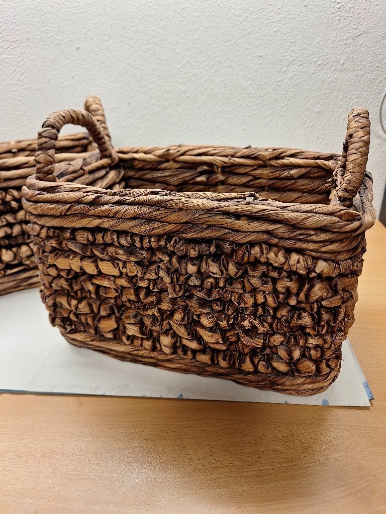Mandjes van raffia materiaal, Huis en Inrichting, Woonaccessoires | Schalen en Manden, Ophalen, Overige materialen, Mand, Zo goed als nieuw