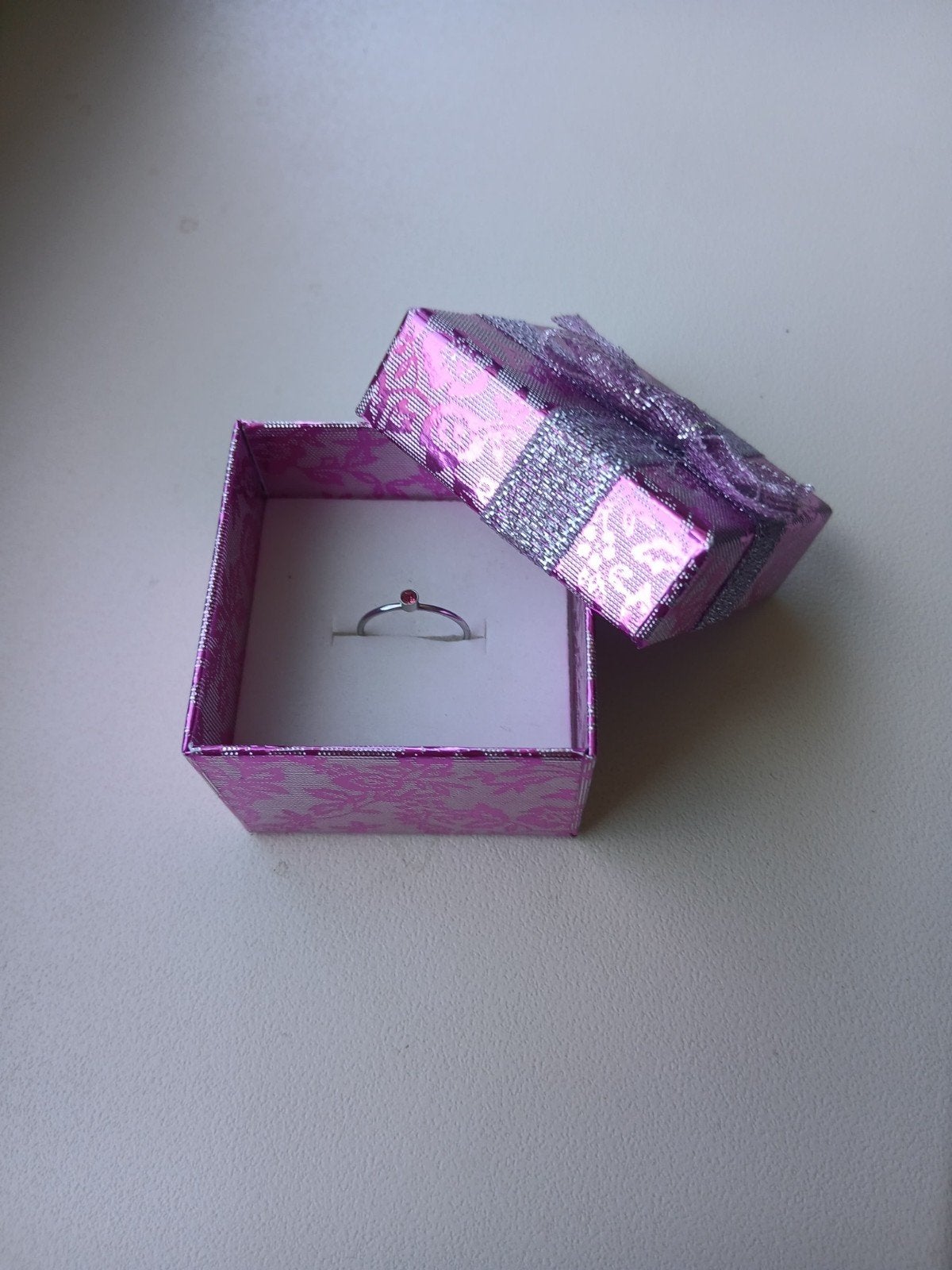 Zilverkleurige kinder ring maat 14, Overige materialen, Ophalen of Verzenden, Met edelsteen, Dame