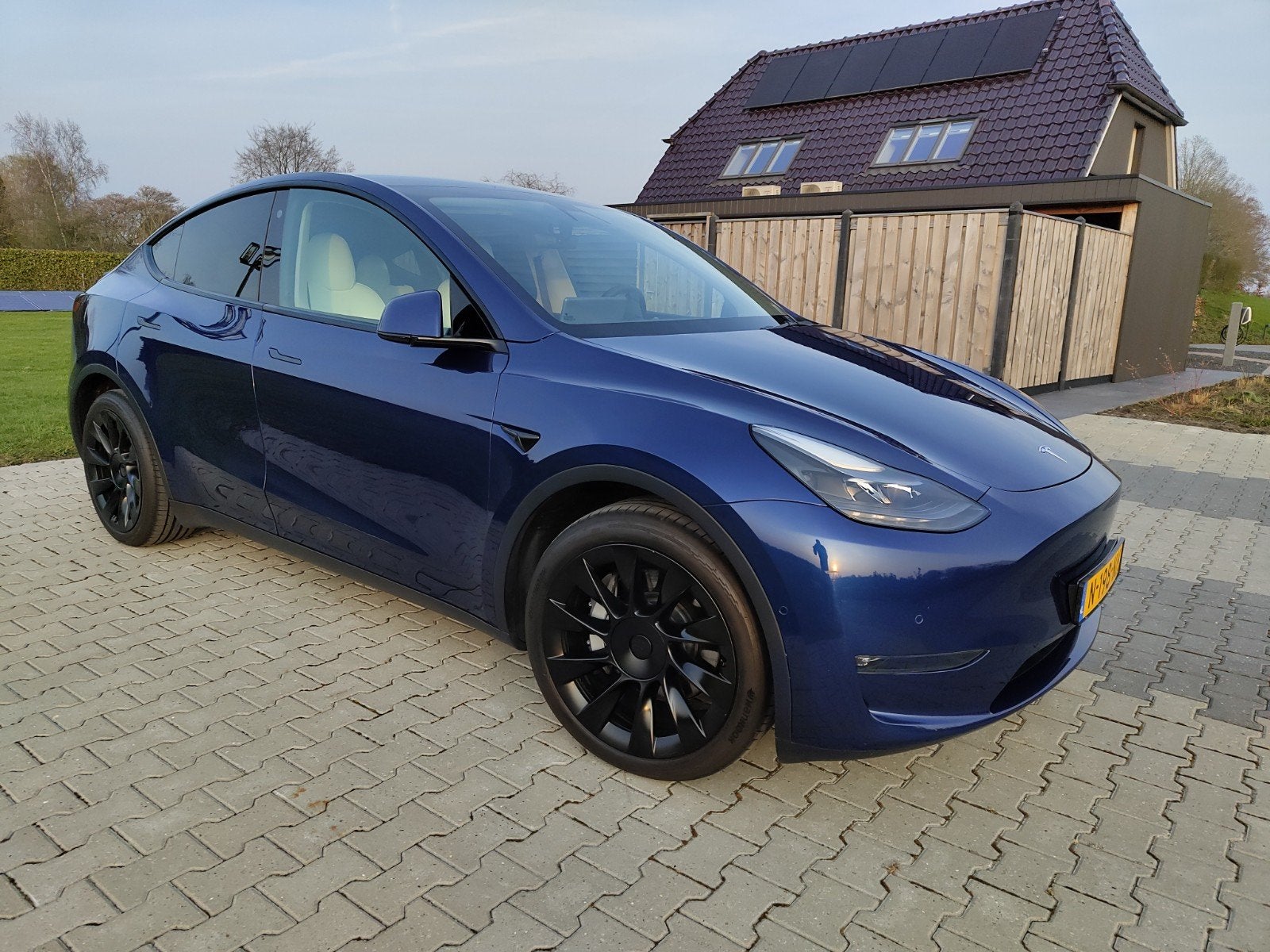 Tesla Model Y Long Range met FSD | Blauw | Wit premium | BTW