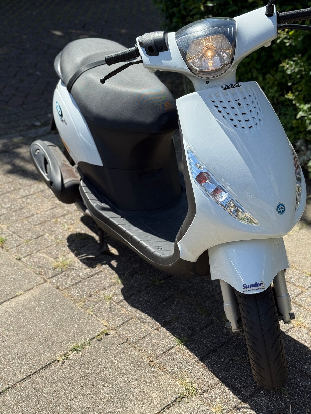 Piaggio Zip 25 wit, Fietsen en Brommers, Scooters | Piaggio, Ophalen, Gebruikt, Zip, Benzine