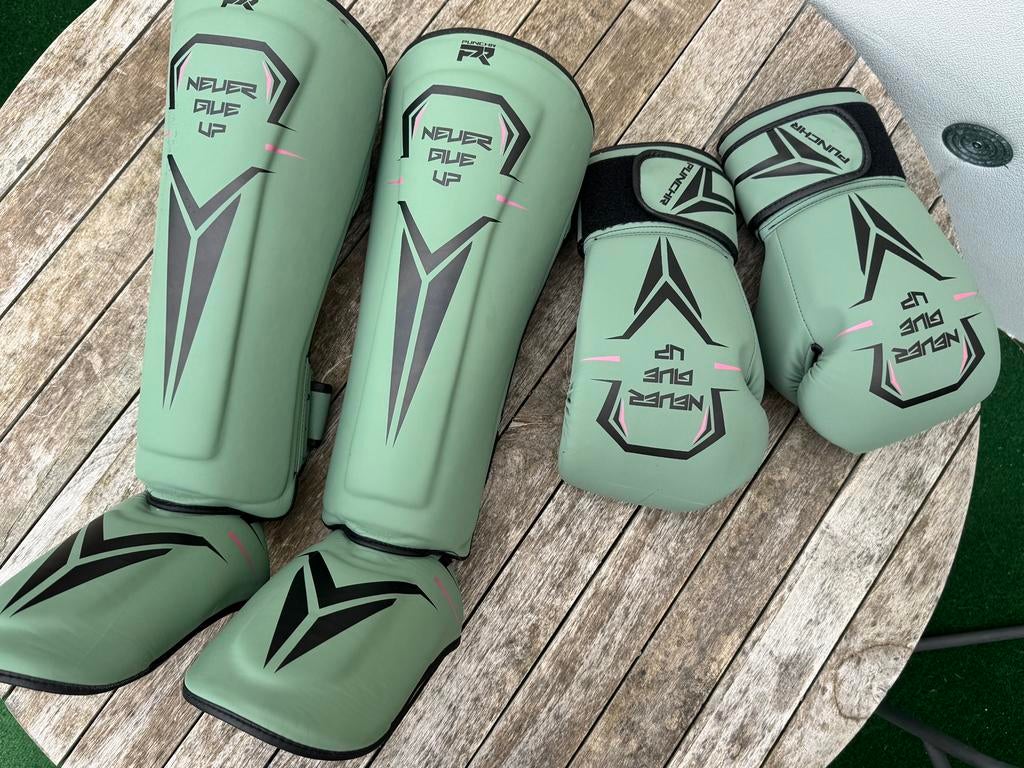 kickboks set van PunchR (handschoenen + scheenbeschermers), Ophalen of Verzenden, Zo goed als nieuw, Bokshandschoenen