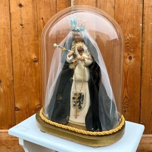 Heilige Maria en kind Jezus onder stolp glas 39 cm hoog, Huis en Inrichting, Glas, Ophalen, Gebruikt
