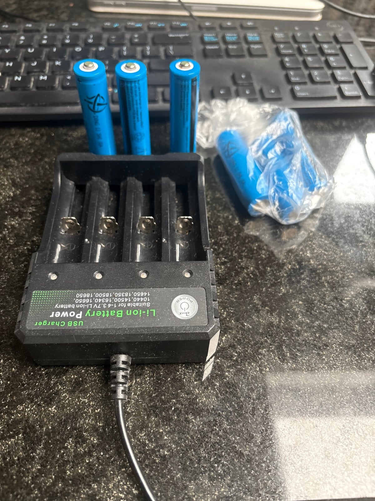 USB Li-ion Batterijlader met 4 sleuven en batterijen, Ophalen of Verzenden, Zo goed als nieuw, Oplaadbaar