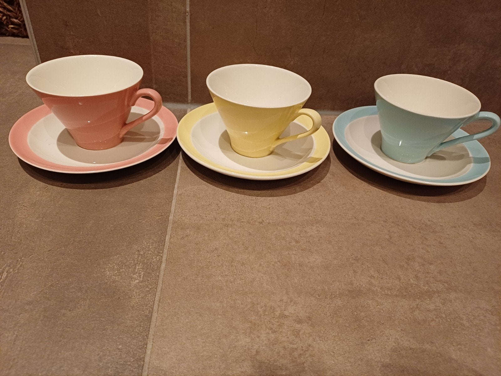 Petrus Regout pastelkleurige kopjes en schotels, Antiek en Kunst, Ophalen of Verzenden