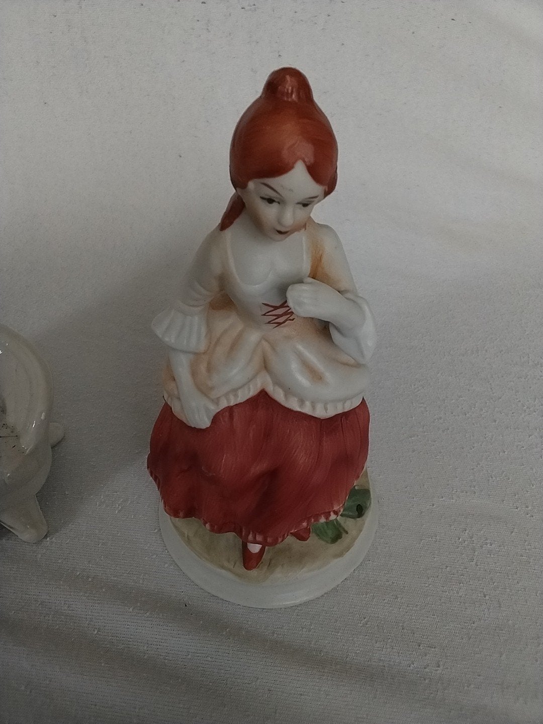 Vintage Porseleinen Beeldjes: Dame in Fauteuil & Staande Dam, Ophalen of Verzenden