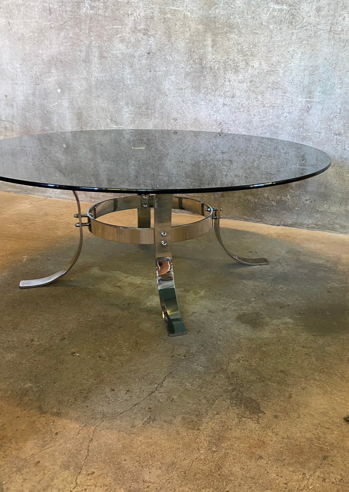 Space Age rond salontafel met rookglas blad en chromen frame
