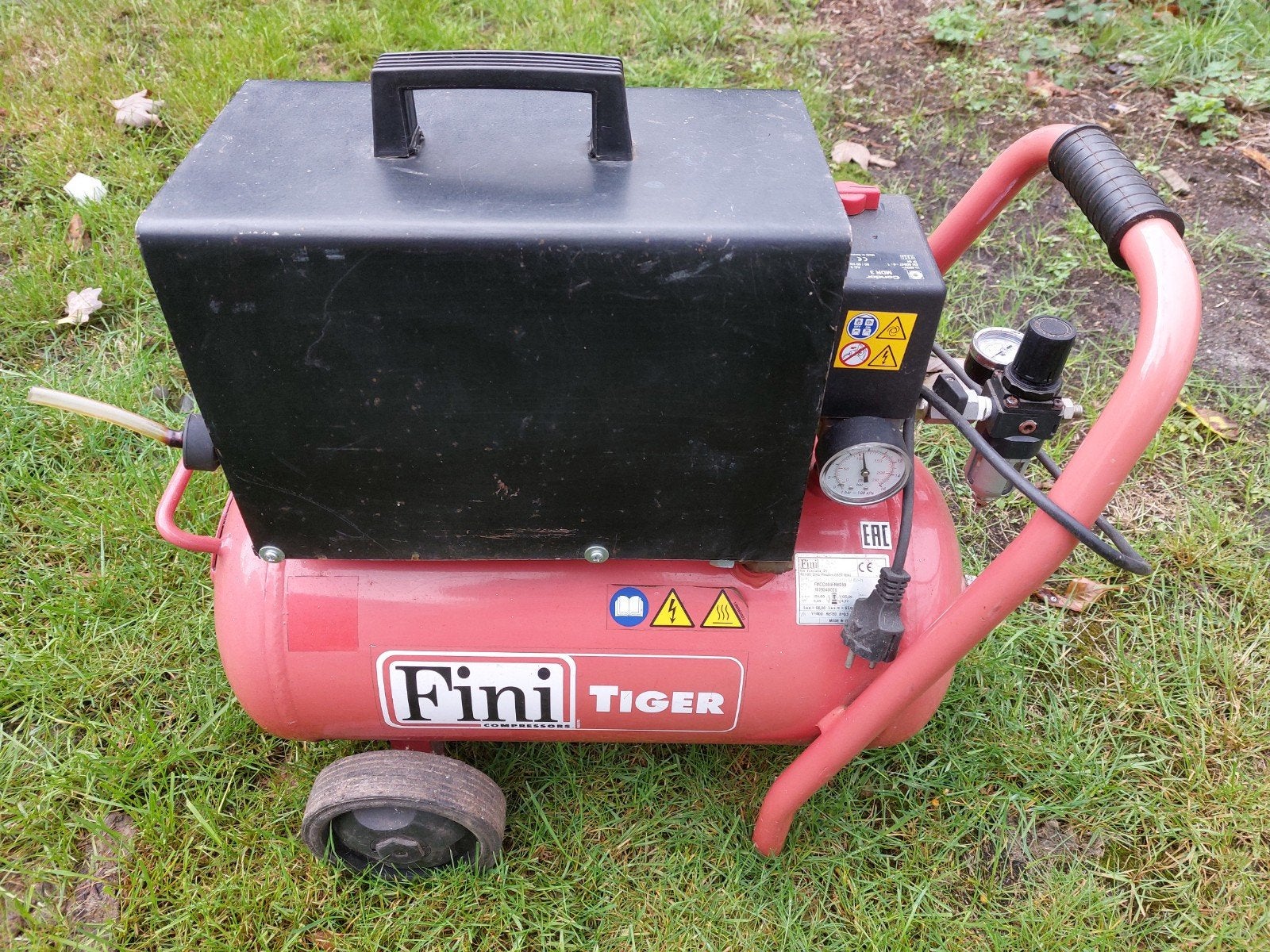 Mooie en zeer stille airbrush compressor met afslag, Doe-het-zelf en Verbouw, Ophalen, Zo goed als nieuw, Minder dan 200 liter/min