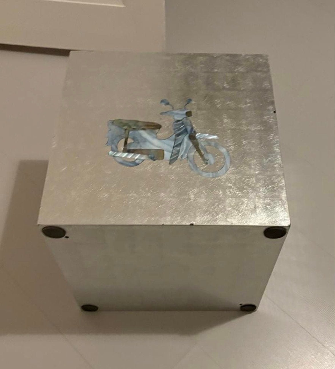 Decoratieve zilverkleurige kubus met scooter afbeelding, Ophalen, Gebruikt