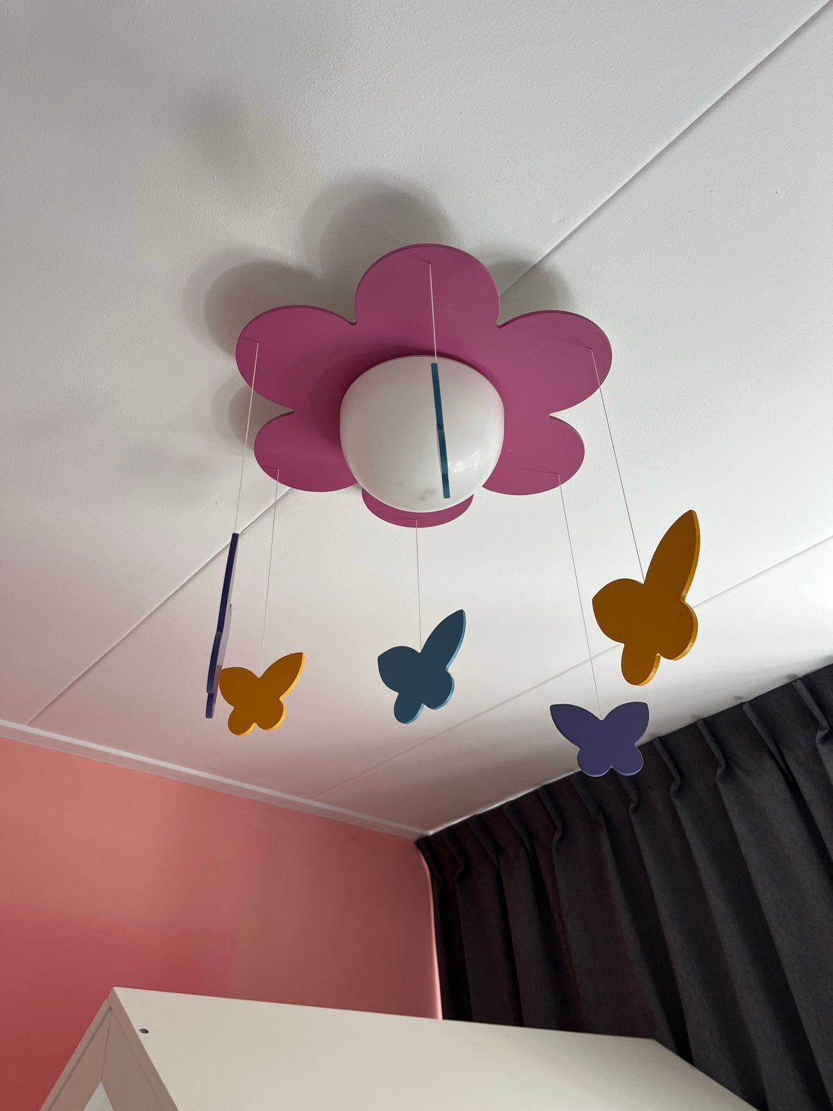 Leuke kinderlamp met vlinders - Roze bloem design, Huis en Inrichting, Kasten | Televisiemeubels, Ophalen, Gebruikt, Minder dan 25 cm
